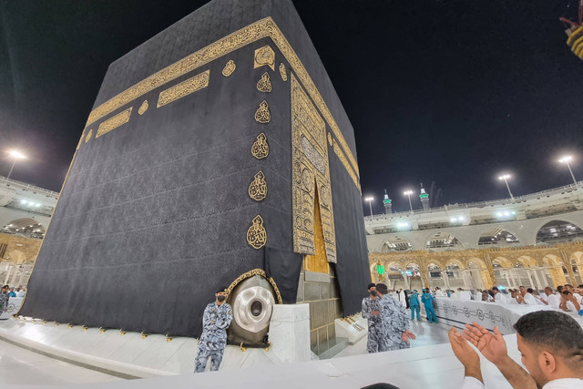 Petugas berjaga di dekat Hajar Aswad. Foto: Muhammad Iqbal/kumparan