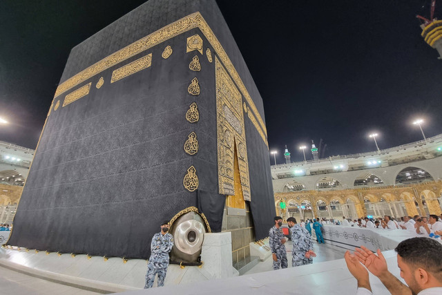 Petugas berjaga di dekat Hajar Aswad. Foto: Muhammad Iqbal/kumparan