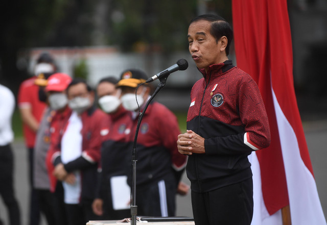 Presiden Joko Widodo memberikan pidato saat upacara penyerahan bonus atlet SEA Games ke-31 Vietnam di Halaman Istana Merdeka, Jakarta, Senin (13/6/2022). Foto: Akbar Nugroho Gumay/ANTARA FOTO