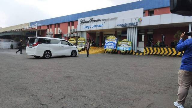 Jelang kepulangan jenazah Eril, keluarga mulai berdatangan di kargo jenazah. Foto: kumparan