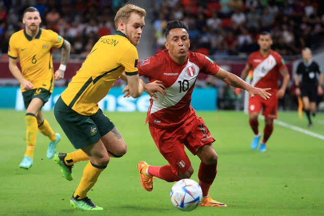 Pemain Timnas Peru Christian Cueva berebut bola dengan pemain Timnas Australia Nathaniel Atkinson pada pertandingan Kualifikasi Piala Dunia 2022 Qatar di Stadion Al Rayyan, Al Rayyan, Qatar. Foto: Mohammed Dabbous/REUTERS