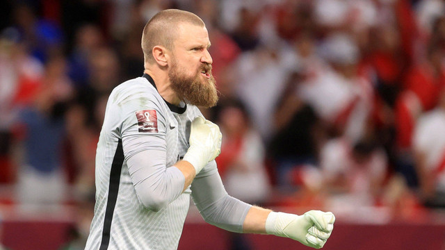 Penjaga gawang Timnas Australia Andrew Redmayne. Foto: Mohammed Dabbous/REUTERS