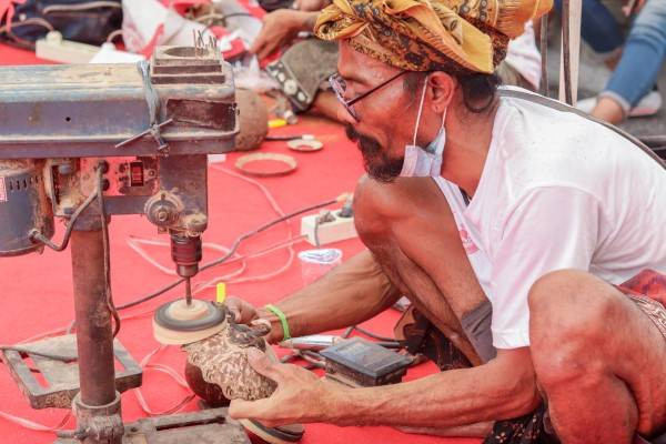 Penampilan para seniman di lomba ukir batok kelapa - IST