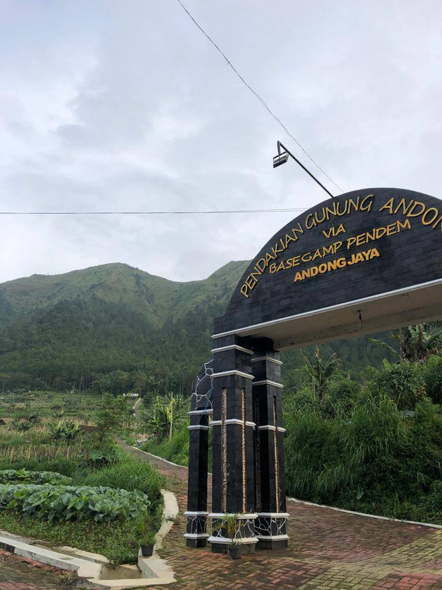Gerbang masuk pendakian Gunung Andong via Pendem (dokumentasi pribadi)