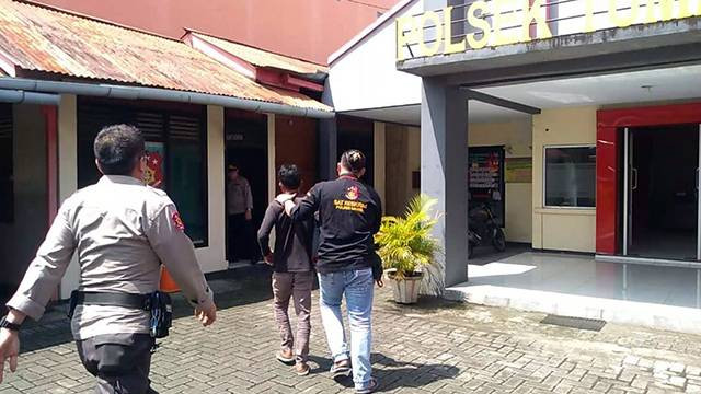 Pelaku pelecehan seksual terhadap bocah kelas 6 SD digiring polisi untuk diperiksa terkait perbuatannya.