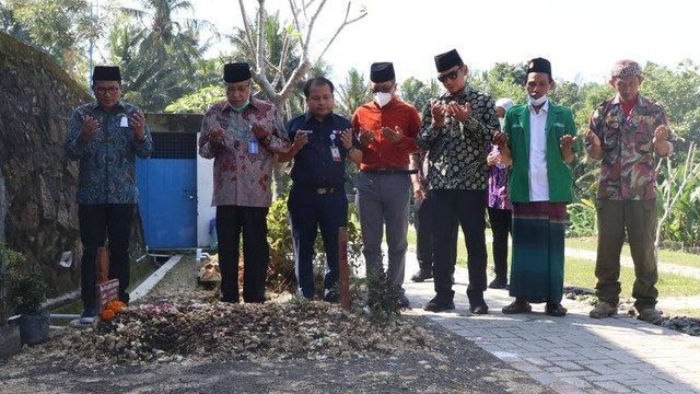 Kokam dan Banser dampingi Kyai Said Aqil Siroj (kedua dari kiri) berziarah ke makam Buya Syafii Maarif. Foto: Dok. Istimewa