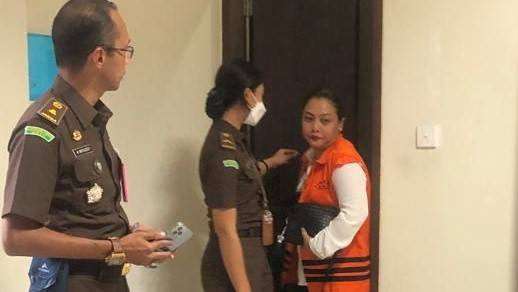 Mantan Bupati Tabanan Eka Wiryastuti saat keluar dari Ruang Sidang - ROB