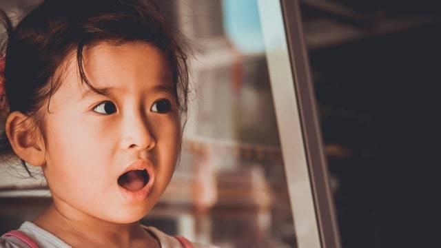 Ada beragam alasan yang membuat balita bicara cadel (Foto: Unsplash)