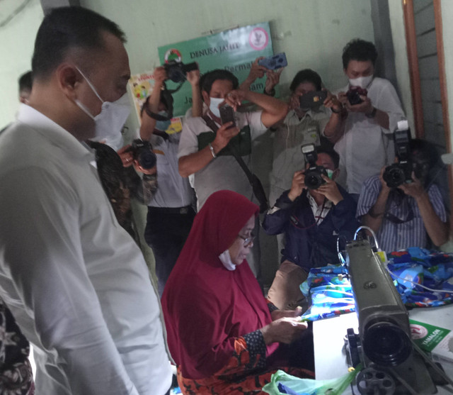Eri Cahyadi saat mengunjungi salah satu penjahit di Kampung Jahit Nusantara. Foto: Masruroh/Basra
