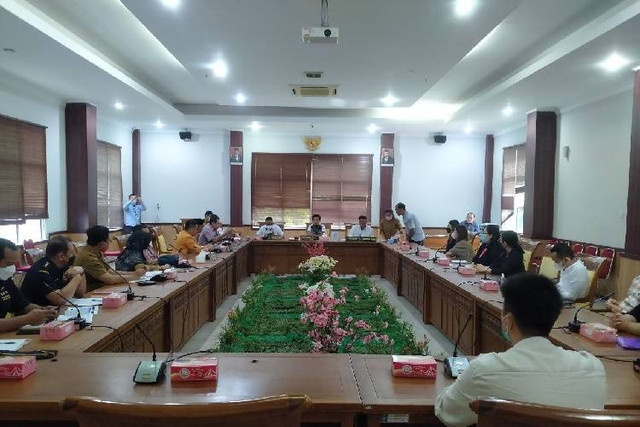 RDP yang digelar Komisi I DPRD Batam bersama sejumlah pengusaha rokok, Bea Cukai, DPMPTSP dan BP Batam.