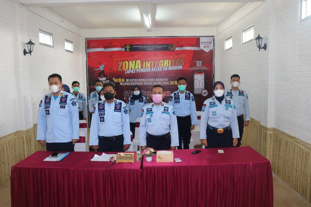 Pejabat struktural  dan Jabatan Fungsional Umum (JFU) Lapas Pemuda Madiun mengikuti kegiatan launching Pembentukan Computer Security Incident Response Team Kementerian Hukum dan Hak Asasi Manusia (KUMHAM-CSIRT) pada Selasa(14/6/2022)pagi. (Foto : Humas Lasdaun)