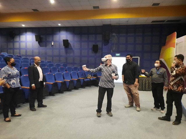 Perwakilan Diplomat Senior US mencoba VR Games Jemparingan - Dokumen Pribadi PT. GIT Solution