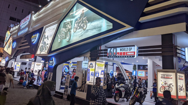 Suasana booth motor Yamaha di Jakarta Fair 2022. Foto: Sena Pratama/kumparan
