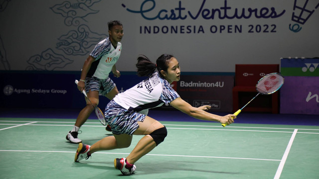 Pasangan ganda campuran Indonesia Rehan Naufal Kusharjanto/Lisa Ayu Kusumawati melawan pasangan ganda campuran Jerman Mark Lamsfuss/Isabel Lohau di laga penyisihan Indonesia Open 2022 di Istora Senayan, Jakarta, Selasa (14/6/2022). Foto: Aditia Noviansyah/kumparan