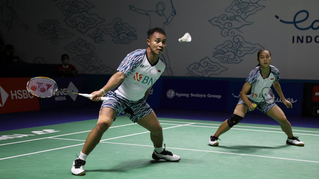 Pasangan ganda campuran Indonesia Rehan Naufal Kusharjanto/Lisa Ayu Kusumawati melawan pasangan ganda campuran Jerman Mark Lamsfuss/Isabel Lohau di laga penyisihan Indonesia Open 2022 di Istora Senayan, Jakarta, Selasa (14/6/2022). Foto: Aditia Noviansyah/kumparan