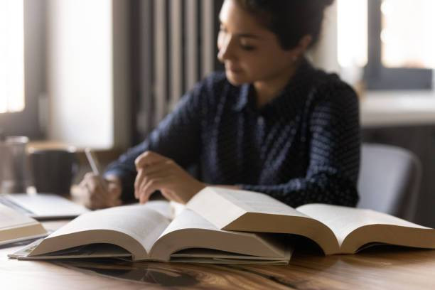 Ilustrasi seorang mahasiswa mengerjakan skripsi kualitatif. Foto: Unsplash