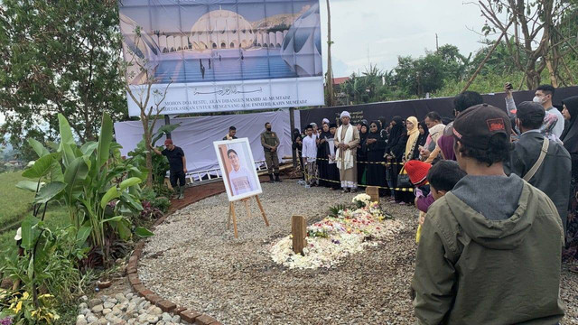 Sejumlah warga masih terlihat memadati makam Eril di kompleks Masjid Al Mumtadz di Kecamatan Cimaung, Kabupaten Bandung. Foto: Dok. Ulfah Salsabilah