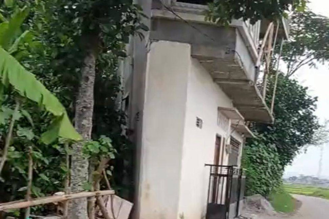 Rumah berbentuk segitiga di Kota Metro, Lampung | Foto: @jengatno03