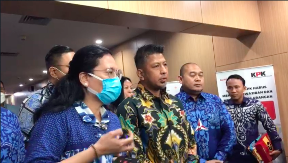 Wasekjen DPP Demokrat Imelda Sari dan Bendum Demokrat saat memberi keterangan pers di Gedung C1 KPK, Selasa (14/6/2022). Foto: Hedi/Kumparan
