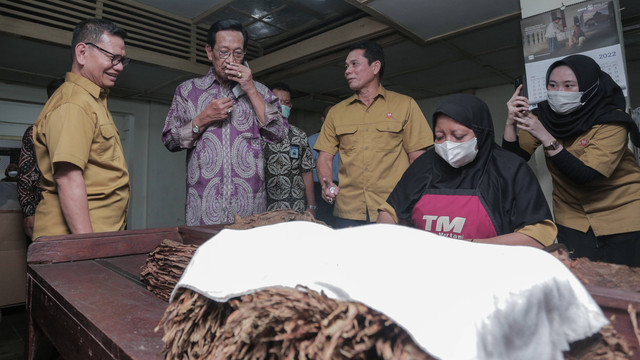 Gubernur DIY Sultan HB X saat mengunjungi PD Tarumartani, Selasa (13/6). Dok. Humas Pemda DIY