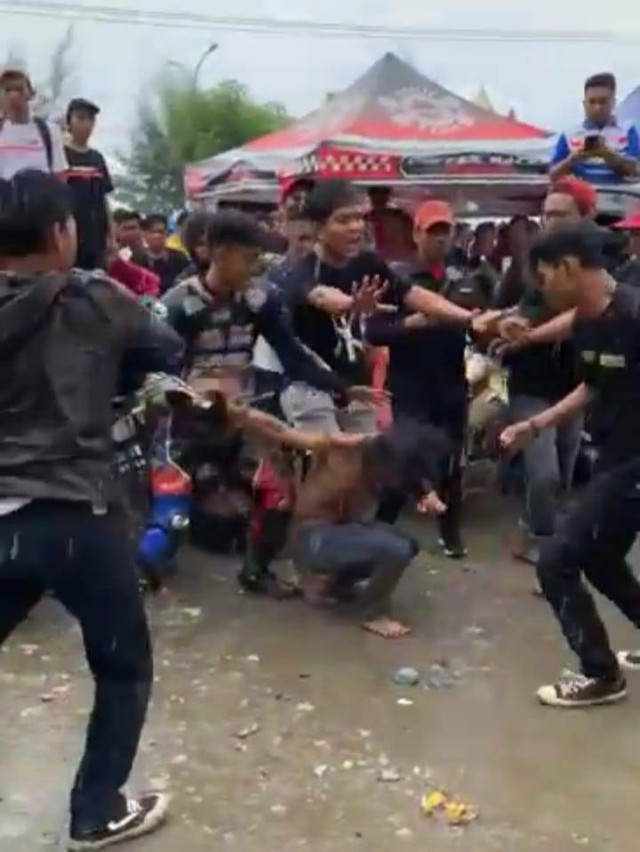 Aksi baku hantam pembalap di kolaka. Foto: Tangkapan layar vidoe.