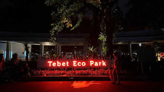 Suasana Tebet Eco Park di malam hari, Selasa (14/6/2022). Foto: Haya Syahira/kumparan