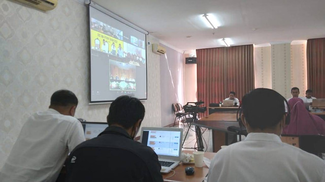Monitoring evaluasi dari panitia pelaksana UM-PTKIN nasional secara daring. Foto / Feni Yusnia