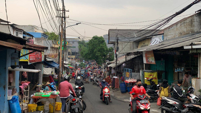 Mobilitas masyarakat dan pedagang di Pasar Cipete, Jakarta Selatan, Rabu (15/6/2022). Foto: Nugroho GN/kumparan