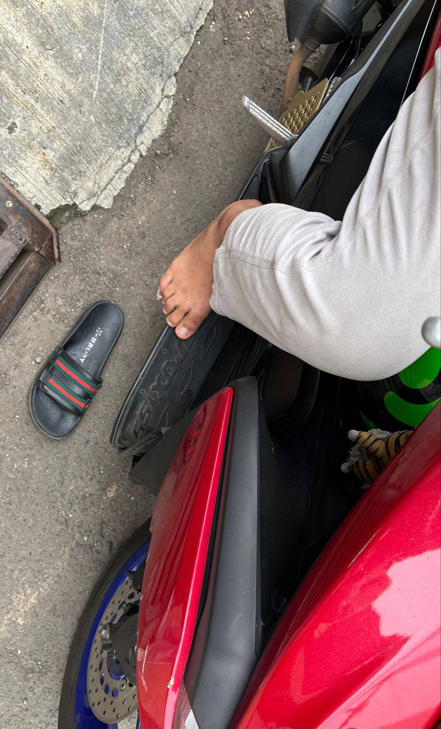 Masyarakat sekitaran Stasiun Pasar Minggu, tidak memakai sepatu saat mengendarai motor, Rabu (15/6/2022). Foto: Haya Syahira/kumparan