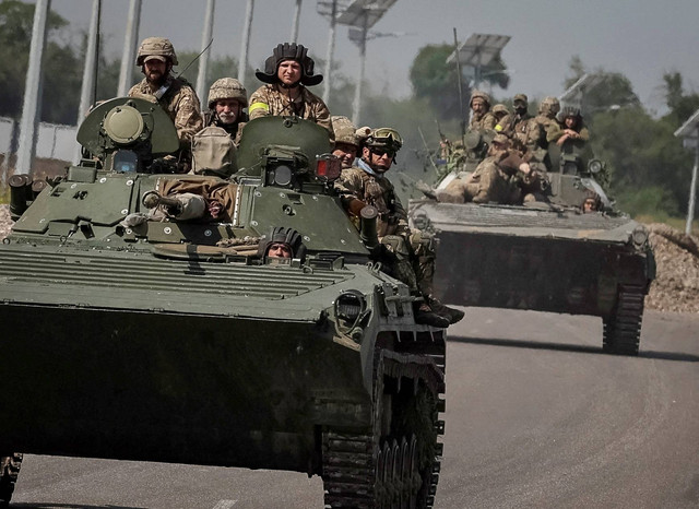 Prajurit Ukraina mengendarai kendaraan tempur infanteri BMP-1, di tengah serangan Rusia ke Ukraina, di wilayah Donetsk, Ukraina, Selasa (14/6/2022). Foto: Gleb Garanich/REUTERS
