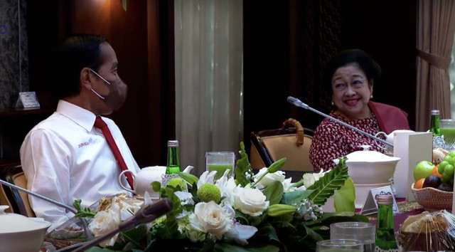 Presiden Jokowi dan Ketum PDIP Megawati dalam Presidential Lunch di Istana, Rabu (15/6/2022). Foto: Youtube/Sekretariat Presiden