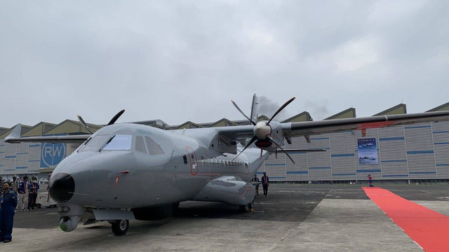 PT DI menyerahkan 1 Unit Pesawat CN235-220 Maritime Patrol Aircraft (MPA) dan 2 Unit Helikopter Anti Kapal Selam (AKS) kepada Kemenhan. Foto: Ulfah Salsabila/kumparan