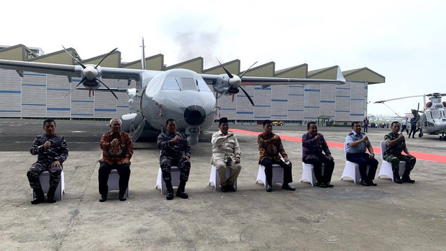PT DI menyerahkan 1 Unit Pesawat CN235-220 Maritime Patrol Aircraft (MPA) dan 2 Unit Helikopter Anti Kapal Selam (AKS) kepada Kemenhan. Foto: Ulfah Salsabila/kumparan