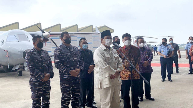 PT DI menyerahkan 1 Unit Pesawat CN235-220 Maritime Patrol Aircraft (MPA) dan 2 Unit Helikopter Anti Kapal Selam (AKS) kepada Kemenhan. Foto: Ulfah Salsabila/kumparan