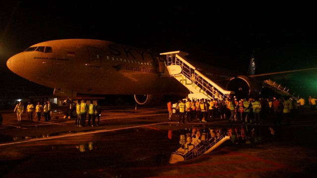 Jemaah haji kloter pertama Embarkasi Aceh diberangkatkan ke Tanah Suci melalui Bandara Internasional Sultan Iskandar Muda, Aceh (BTJ), Rabu (15/6) dini hari. Foto: Khairul Umami