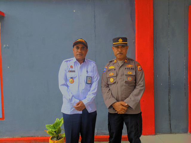 Foto bersama Kalapas Saparua dengan Kapolsek Saparua