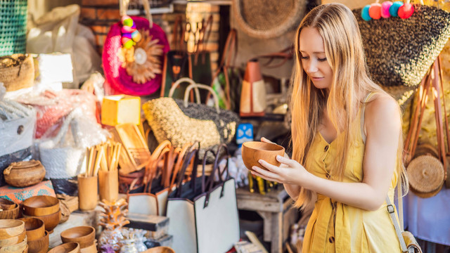 Ilustrasi wisatawan yang sedang memilih oleh-oleh Foto: Elizaveta Galitckaia/Shutterstock