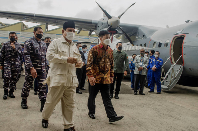 Menteri Pertahanan Prabowo Subianto (tengah) didampingi Dirut PTDI Gita Amperiawan (keempat kiri) dan KSAL Laksamana TNI Yudo Margono (kedua kiri) meninjau alutsista di hanggar Pesawat PTDI, Bandung, Jawa Barat, Rabu (15/6). Foto: Novrian Arbi/ANTARA FOTO
