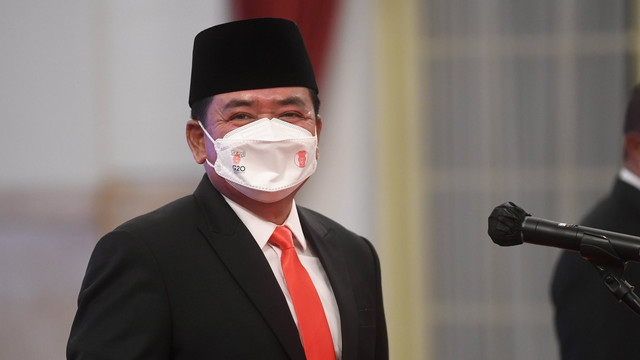 Mantan Panglima TNI Marsekal Purn Hadi Tjahjanto bersiap mengikuti upacara pelantikan menteri dan wakil menteri Kabinet Indonesia Maju sisa masa jabatan periode 2019-2024 di Istana Negara, Rabu (15/6/2022). Foto: Akbar Nugroho Gumay/Antara Foto