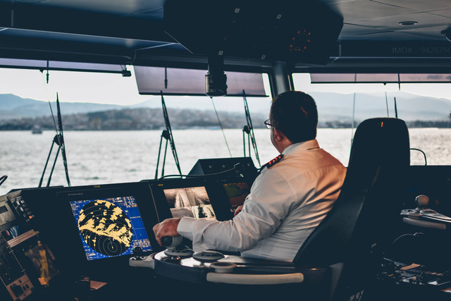https://unsplash.com/@ibrahimboran - orang yang melayani telekomunikasi di kapal