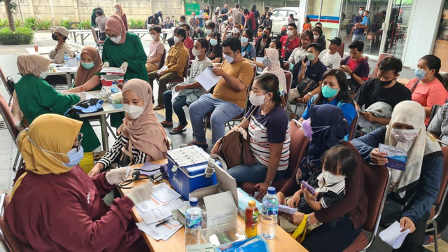 Vaksinasi booster di Polsek Neglasari berhadiah sembako. Foto: Polsek Neglasari