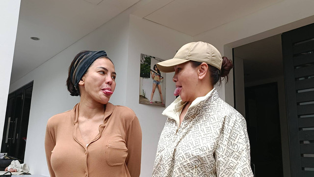 Nikita Mirzani dan Fitri Salhuteru di kediamannya kawasan Pesangrahan Jakarta Selatan, Rabu (15/6/2022). Foto: Giovanni/kumparan