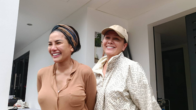 Nikita Mirzani dan Fitri Salhuteru di kediamannya kawasan Pesanggrahan Jakarta Selatan, Rabu (15/6/2022). Foto: Giovanni/kumparan