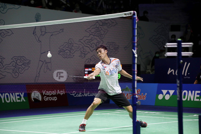 Tunggal putra Indonesia, Shesar Hiren Rhustavito, melawan tunggal putra asal Hong Kong, Ng Ka Long, di Indonesia Open 2022 di Istora Senayan, Jakarta, Rabu (15/6/2022). Foto: Aditia Noviansyah/kumparan