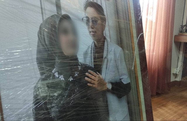 Erayani yang merupakan seorang perempuan mengaku sebagai pria dan berprofesi sebagai dokter untuk nikahi Sintia/Yovy Hasendra