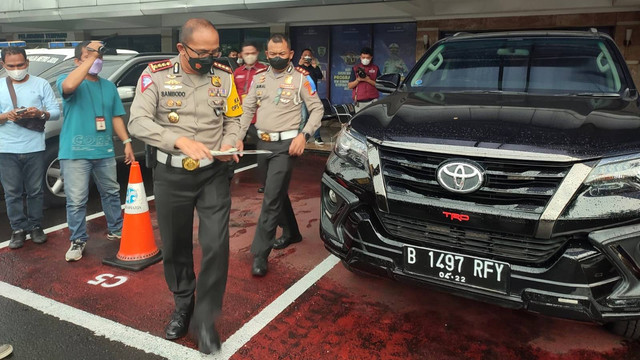 Jumpa pers kasus mobil pelat RFY terobos jalur Busway di Pancoran, Jakarta Selatan, Rabu (15/6/2022). Foto: Jonathan Devin/kumparan