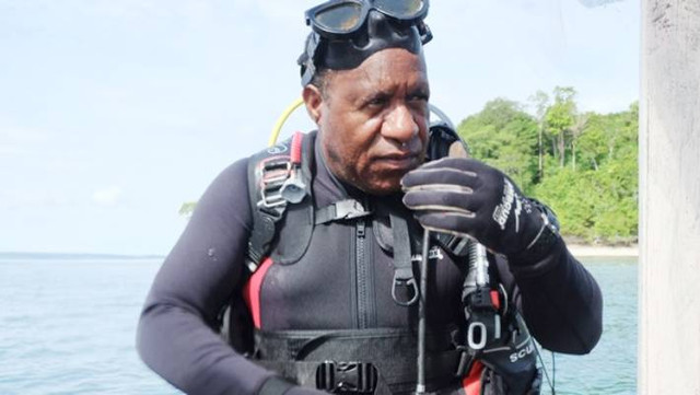 Wakil Menteri Dalam Negeri, Jhon Wempi Wetipo saat menyelam di Pulau Owi, Kabupaten Biak Numfor. (Foto: Lintaspapua.com)