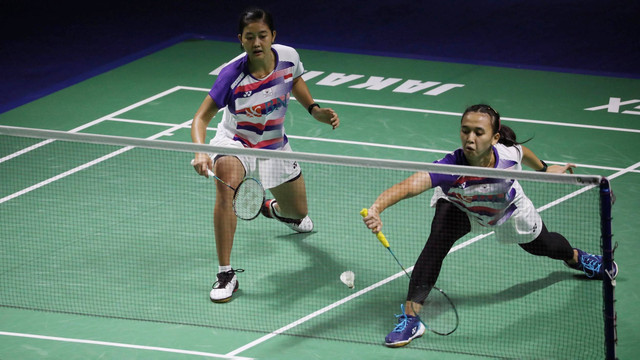 Ganda putri Indonesia Febriana Dwipuji Kusuma/Amalia Cahaya Pratiwi melawan ganda putri Prancis Margot Lambert/Anne Tran di Indonesia Open 2022 di Istora Senayan, Jakarta, Rabu (15/6/2022). Foto: Aditia Noviansyah/kumparan