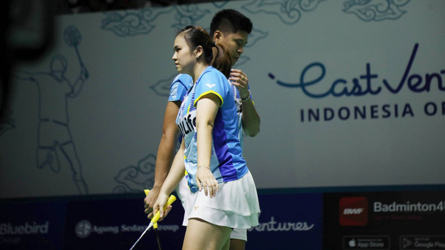 Ganda campuran Indonesia Praveen Jordan/Melati Daeva Oktavianti melawan ganda campuran Skotlandia Adam Hall/Julie Macpherson, di Indonesia Open 2022 di Istora Senayan, Jakarta, Rabu (15/6) Foto: Aditia Noviansyah/kumparan