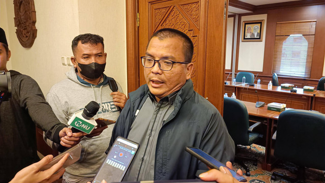 Denny Indrayana dampingi perwakilan masyarakat Kalsel temui PBNU. Foto: Aprilandika Pratama/kumparan